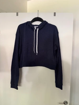 Hoodie mörkblå  - Storlek L, aldrig använd.  Köpt i butik så kan finnas skavanker. 