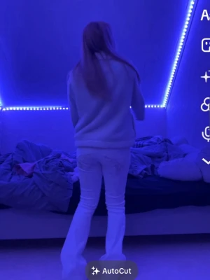 Vita bootcut jeans med fickor - Snygga vita jeans med bootcut passform och stora fickor framtill. Jeansen har låg midja och är perfekta för en trendig och avslappnad stil. Passar till det mesta och ger en fräsch look och har bara använt de 1 gång.