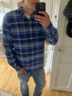 Ralph lauren skjorta - Säljer denna sjukt snygga å populära ralph lauren skjortan, blårutigt mönster som passar sjukt bra till de mesta å lyfter dina outfits!Storleken är XL,18-20år och sitter som en vanlig herr M. Nypris över 2000 mitt pros 699kr!Bara höra av sig vid funderingar!