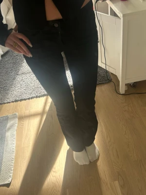 Svarta bootcut jeans - Snygga svarta jeans från Lindex modell Freja. Jeansen har klassisk femficksdesign och raka ben. Perfekta för dig som gillar en stilren och enkel look. Passar till det mesta och är lätta att matcha med olika toppar.