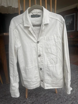 J Lindeberg overshirt - Säljer min J Lindeberg Overshirt i storlek small. Den är gjord i linne och har en beige färg. Den är knappt använd och har främst bara hängt i garderoben, därav säljs den. Den är perfekt nu till sommaren då den är luftig och har en fräsch färg. Om du vill ha mått eller fler bilder så är det bara att höra av dig. Nypris ligger på 2400kr och därför är 899 ett riktigt kap! Priset är självklart inte satt i sten, och sänker gärna vid snabb affär. Vänliga hälsningar Kåre! 