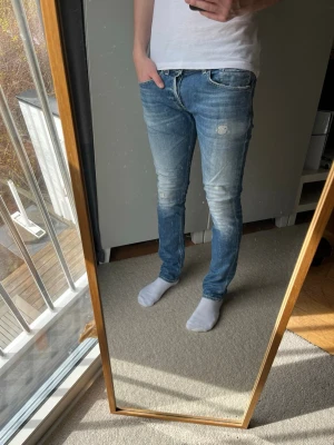 Dondup jeans George - Tja! Säljer detta feta paret jeans från Dondup!| Modell:George| Mycket gott skick, kontakta mig vid linsta fråga! //Nils- reva på ena fickan, snyggt slitage!