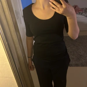 Tröja - Säljer  denna  Tröja utan prislapp i storlek XS men kan även passa S. 💓Har ni frågor så svarar jag gärna på dom!💓😁