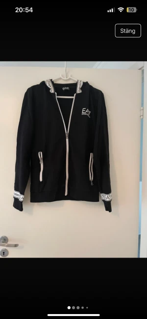 Svart kofta EA7 Emporio Armani - Svart kofta från Armani