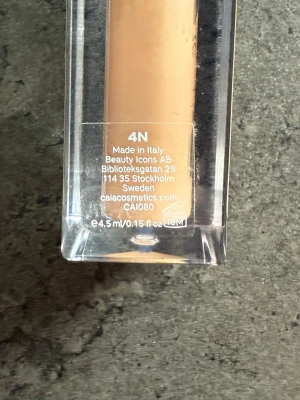 Caia comeback  - Säljer denna caia concealern i färgen 4N. Endast använd på handen för att testa färgen. Säljs pga den är för mörk för mig. 