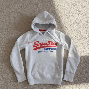 Superdry Hoodie - Tja! Säljer en Superdry Hoodie i storleken (M) fast passar även (S)-skick 9/10. Vid minsta fundering hör av er! Först till kvarn!