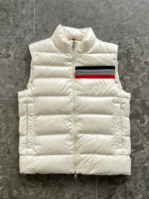 Moncler parpaillon väst - Säljer denna snygga moncler parpaillon väst! | Storlek 2, passar small/medium | Skick: 9/10, nyskick | Pris: 2100kr ‼️ sjukt bra pris! | Garanterar alltid äkthet på alla våra varor.