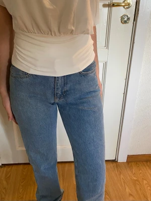 Blå raka jeans från bik bok - Säljer ett par klassiska blå raka jeans från bik bok med mid waist. Använd ett par gånger, men är i nytt skick! Inga skavanker. Nypris för 599, säljer billigt då den inte kommer till användning därav billigt pris💕
