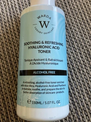 Warda Hyaluronic Acid Toner 150ml - Fräsch och återfuktande toner från Warda med hyaluronsyra, aloe vera och panthenol. Alkoholfri formula som lugnar och förbereder huden för efterföljande hudvård. Kommer i en ljusblå plastflaska på 150 ml.