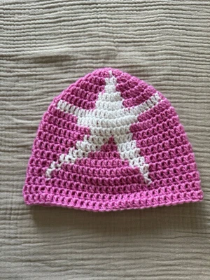 Virkad mössa - Egentillverkad virkad mössa i rosa och vitt garn. Tvättas i 30 grader