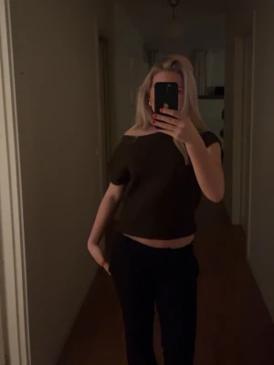 Mörkbrun croppad topp - Fin one shoulder stickad tröja ifrån Nelly!!                Den är andvänd 1 gång!! Nyskick 