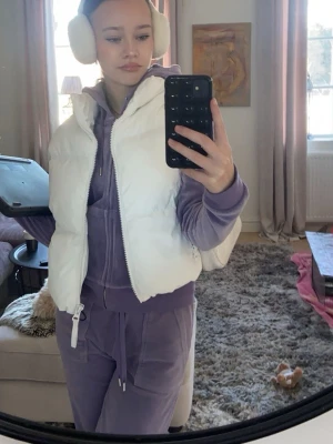 Lila mjukisbyxor med dragsko - Säljer ett par lila mjukisbyxor med dragsko i midjan och fickor på sidorna. Byxorna är gjorda i ett mjukt och skönt material, perfekt för chill dagar. De har en relaxed fit och resår vid benslut. Passar dig som gillar comfy och stilrent.