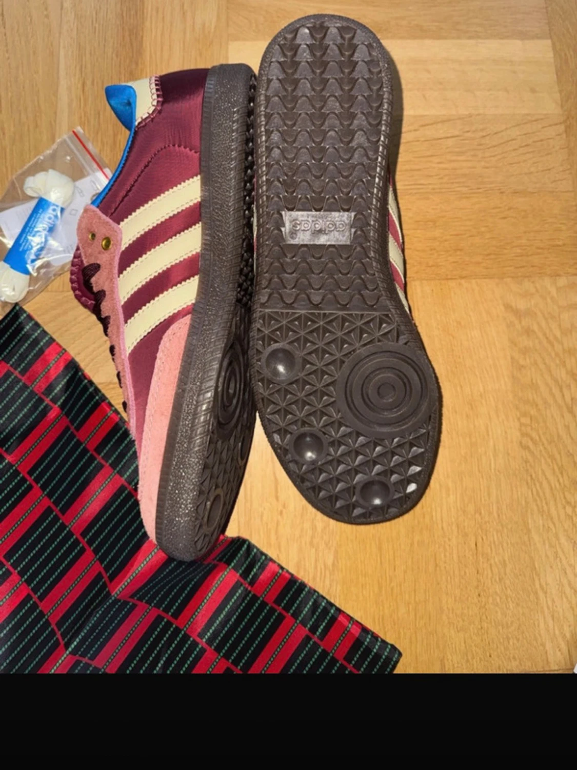 Adidas burgundy och rosa sneakers - 3