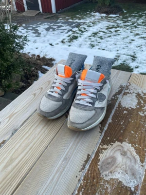 Vita Philippe Model skor - Tja!! Säljer dessa riktigt schyssta Philippe Model Trainers. Perfekta nu inför våren!!Storlek 42-42,5 Skriv gärna vid frågor eller funderingar😊