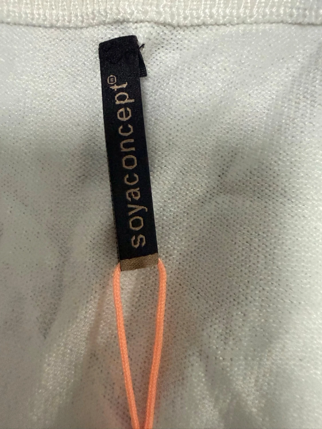 Vit kofta med knappar och v-ringning - 3