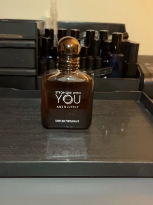 Emperio Armani Stronger With You Absolutley—sample/decant 1ml/2ml/3ml/5ml/10ml/20ml - Stronger With You Absolutley—sample 1ml/2ml/3ml/5ml/10ml/20ml. Pris:1ml:20kr 2ml:39kr 3ml:55kr 5ml: 90kr 10ml: 160kr 20ml:300kr