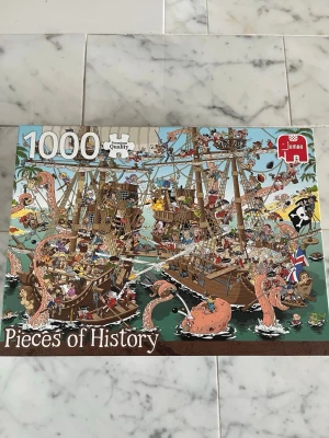 Pussel Pieces of History 1000 bitar - Roligt pussel med pirattema från Jumbo, 1000 bitar. Alla bitar finns kvar! Roligt pussel!