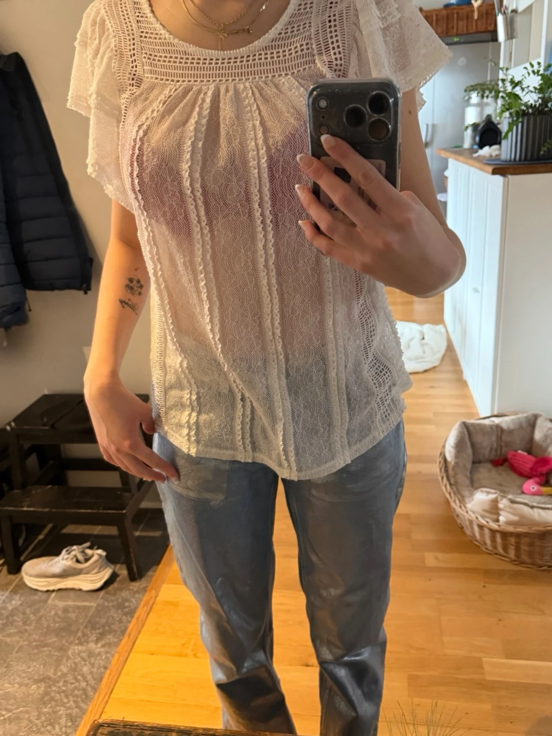 Vit spetsblus med volangärm - 1