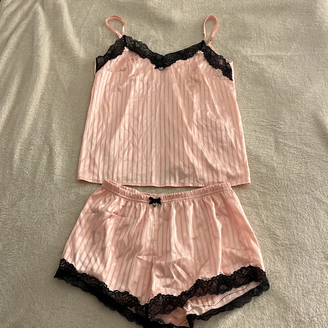 Siden pyjamas med spets