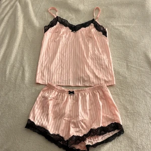 Siden pyjamas med spets - Jag säljer en pyjamas som har väldigt skönt och lent material. Lappen är borta så vet inte vilken storlek men jag tror det var S. Den är i superbra skick, andvänd fåtal gånger!