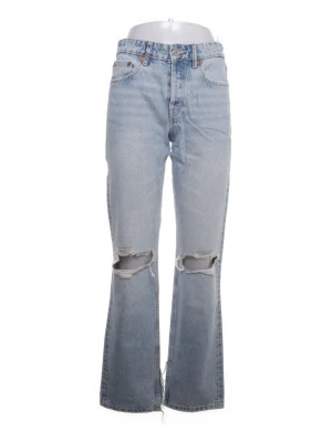 Ljusblå slitna bootcut  - Säljer ett par ljusblå bootcut jeans från Zara med slitningar och hål över knäna. Har ingen egen bild på då jag inte får stängt byxorna.