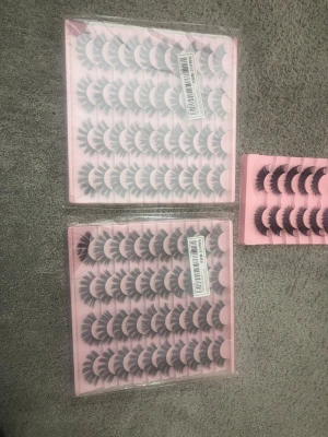 Flera set lösögonfransar  - Säljer flera set med svarta lösögonfransar i olika volym och längd. Fransarna kommer i rosa förpackningar och är täta med en markerad böj för en dramatisk look. Perfekt för dig som vill ha många par att välja mellan.