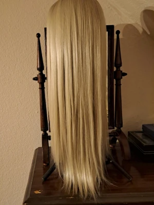 Natrutrogen peruk - Säljes en jättefin fiberhårs peruk i blond. Är ca 65-70 cm lång med lace hätta och inställbara band. Storlek M/L. Kommer med påse och hätta. Skriv för mer bilder eller video. Finns utanför Katrineholm men kan sändas med postnord. Pris 400kr 🌺 