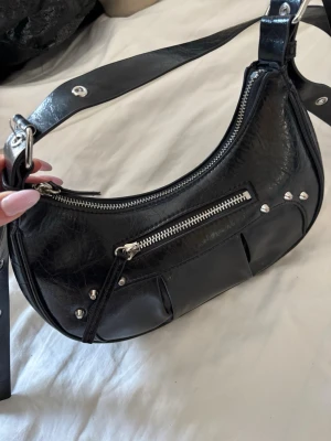 Svart axelväska  - Väska från monki, inga defekter och knappt använd