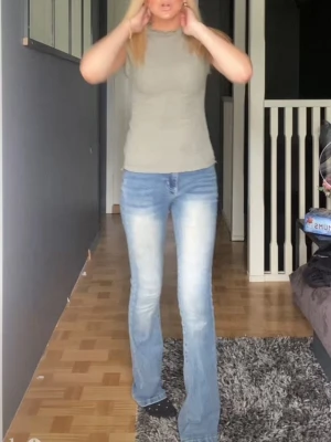 Blåa ”urtvättade” byxor.  - Säljer ljusblåa byxor som ser lite urtvättade ut med detalj på fickorna. Lite högmidjade men har gömt det på bilden. Andvända men inget märkbart