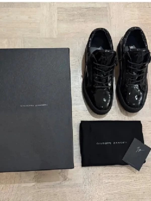 Svarta skor från Giuseppe Zanotti - Snygga svarta loafers från Giuseppe Zanotti i glansigt lackmaterial. Priset är verkligen inte hugget i sten så kom med pris förslag!