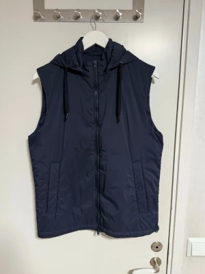 Herno väst size 48 - Herno väst storlek 48/m i ett mycket fett material, storm system, helt ny aldrig använd, avtagbar luva, bara att höra av er vid funderingar