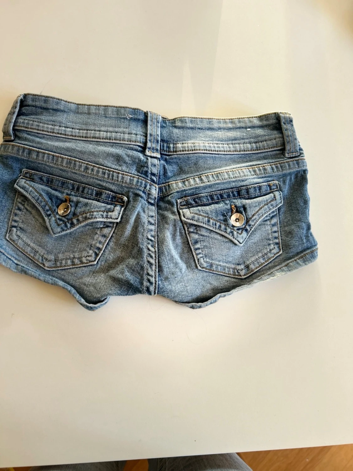 Blå jeansshorts med dubbla knappar - 1