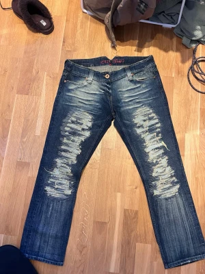 Low Waist flared jeans - Vintage low waist flared jeans med slitningar! Skitsnygg passform. Skriv om ni har ytligare frågor 💞💞