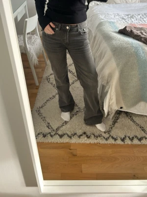 Grå jeans med medelhög midja  - Ett par jeans från lager 157 som har en medelhög midja med snygga fickor där bak. Nästan aldrig använda. Short längd på benen