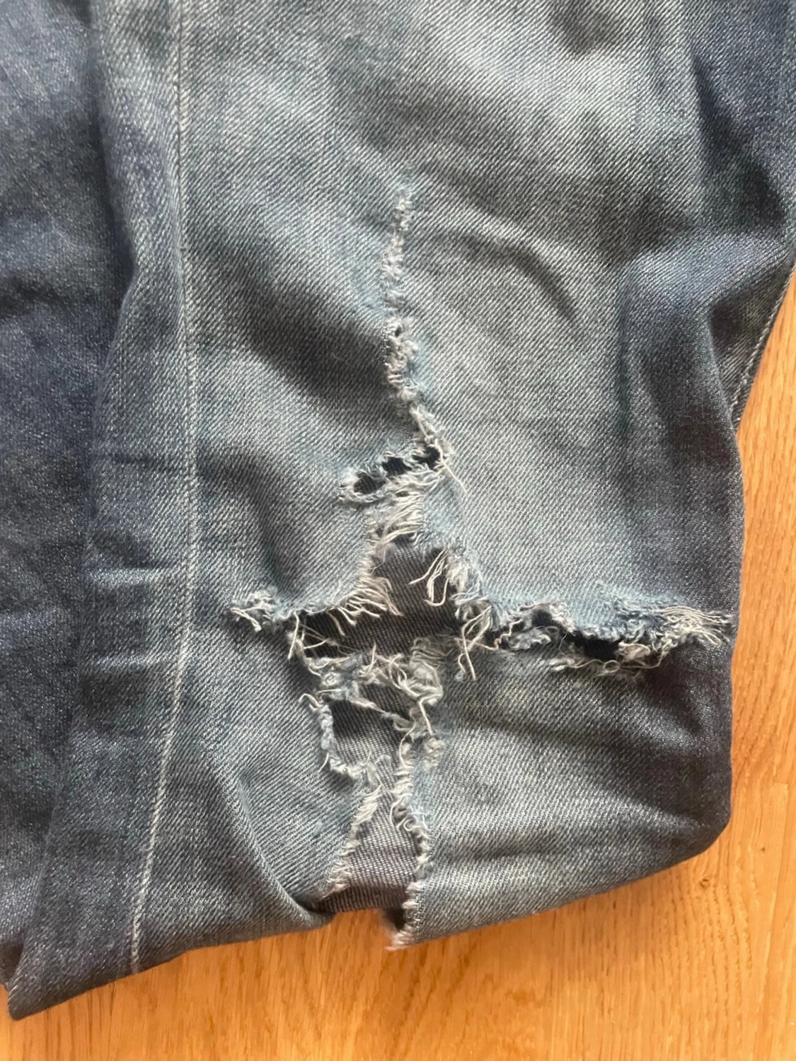 Blå slitna bootcut jeans - 1