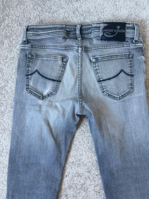 Jacob Cohen jeans - Jacob Cohen jeans i mycket bra skick. | Väldigt snygg färg som passar till allt. Modell 688 så sitter slim! Storlek 32 men sitter mer som 30.