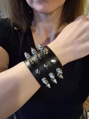 Punk armband - Armband med nitar. Faux läder. Gotisk punk stil med spikar. Längd 22 cm. Bredd 4,8 cm
