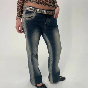 Blå bootcut jeans med slitningar - Snygga blå bootcut jeans med  ljusa partier från 4o1.💙 perfekt för dig som gillar en cool och trendig look.