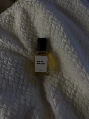 Chelsea Morning parfym från Lush - Chelsea Morning från Lush. Säljer denna parfymen pga att doften inte passar mig. Orginal pris : 390