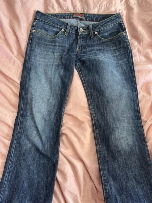 lågmidjade big star jeans - Säljer dessa extremt fina lågmidjade Big Star jeans i storlek S/M!💓 jeansen sitter extremt fint men har tyvärr en liten defekt på det inte låret av byxorna ( se bild 5) köpt för 459 kr men säljer väldigt billigt då defekten har skapats av mig! Packas och postas säkert!📦💓