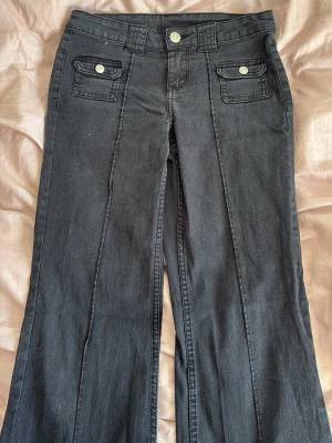 snygga raka H&M jeans - Säljer dessa extremt söta svarta H&M jeans  i storlek 36 (S), jeansen är knappt använda och har inga defekter! Jeansen köptes för 450 kr men säljer billigt då jag rensar!💓 Se bild 6 för prövning på! Packas och postas säkert! 📦💓