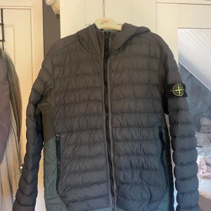 Stone Island jacka  - Säljer denna super fräscha stone island jacka, jackan har en liten skada på ryggen därav är de sytt. Sälje jackan för ett lågt pris så de inte används alls. 