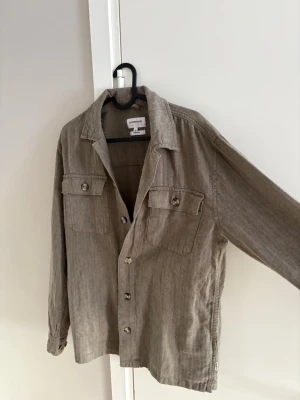 Grön Linneovershirt  - Tjena säljer en grön lite tjockare linneskjorta som kan användas som overshirt eller som en vanlig skjorta. Storlek M. Mycket bra skick aldrig använd.🙌