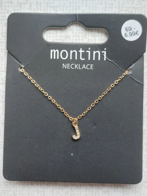 Guldhalsband med bokstav J - Guld halsband från Montini med en liten bokstavsberlock i form av J, kommer på originalförpackning från Ur & Penn. Aldrig använt!!