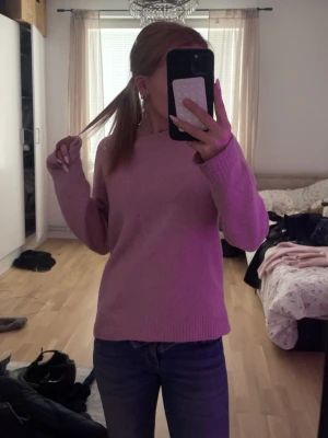 Stickad tröja  - Stickad tröja från vero Moda, lite märken vid slutet av ärmen men annars inga skador. Skriv privat för bättre bilder!