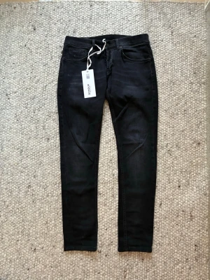 Dondup jeans  - Knappt använda, sjukt goa modellen är george längd : 97cm Midja 40,5 