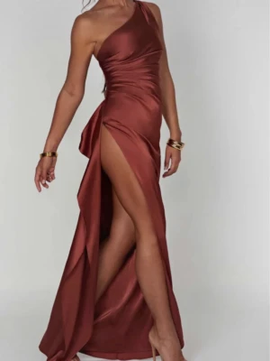 Babyboo balklänning - nypris ca 1500kr. använd en gång. 