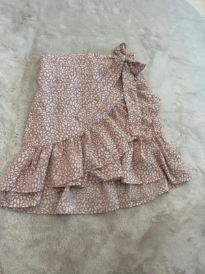 Omlott kjol - Jättefin och söt kjol, knappt använd. Finns inte längre att köpa på shein. Passar Xs/S