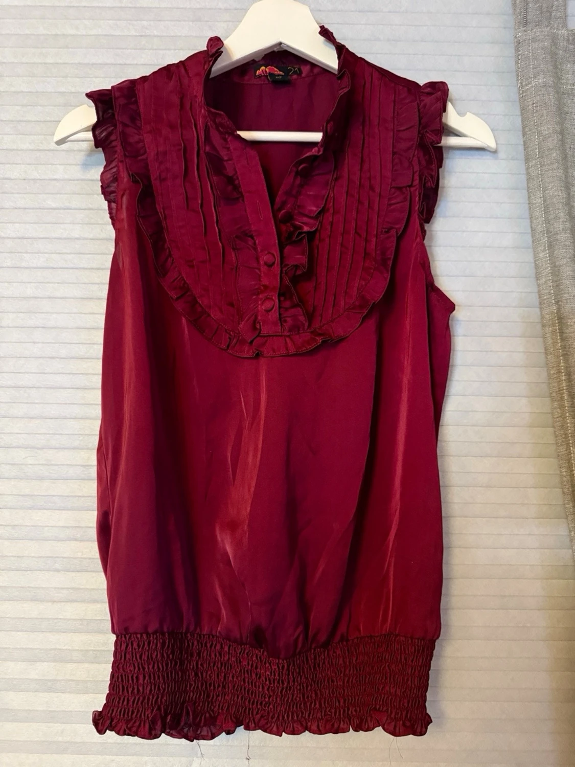 Vinröd blus med volangdetaljer