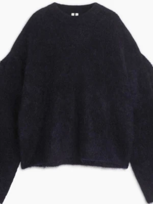 Mörkblå fluffig stickad tröja med volangärmar Arket - En mörkblå, oversized stickad tröja med fluffig och mjuk textur. Tröjan har rund halsringning och långa ärmar, perfekt för att hålla sig varm. 